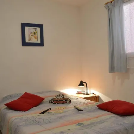 2 Pieces Avec Terrasse, Piscine, Parking Prive Et Proche A Saint-aygulf - Fr-1-226a-87 דירה *