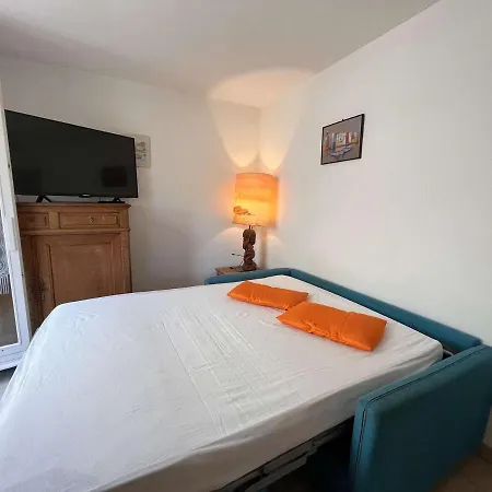 2 Pieces Avec Terrasse, Piscine, Parking Prive Et Proche A Saint-aygulf - Fr-1-226a-87 *