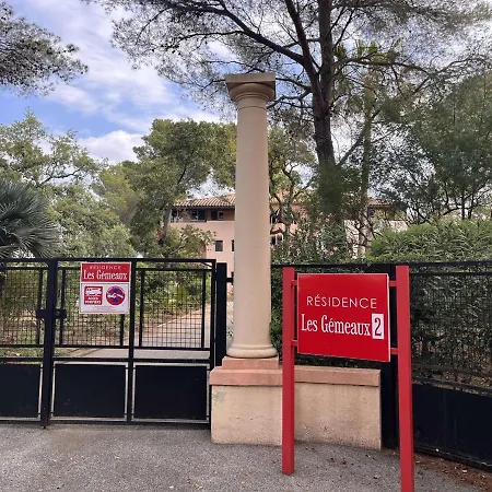 2 Pièces Avec Terrasse, Piscine, Parking Privé Et Proche à Saint-aygulf - Fr-1-226a-87