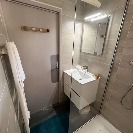 2 Pieces Avec Terrasse, Piscine, Parking Prive Et Proche A Saint-aygulf - Fr-1-226a-87 דירה *